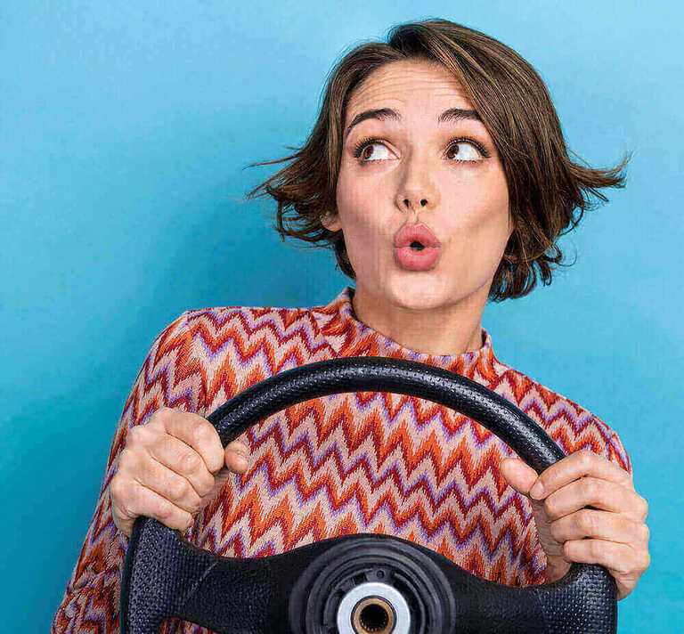 Jeune femme contente de son assurance auto