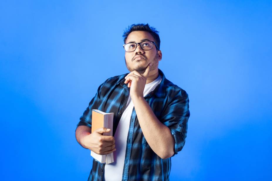 Un jeune homme est content de sa prévoyance