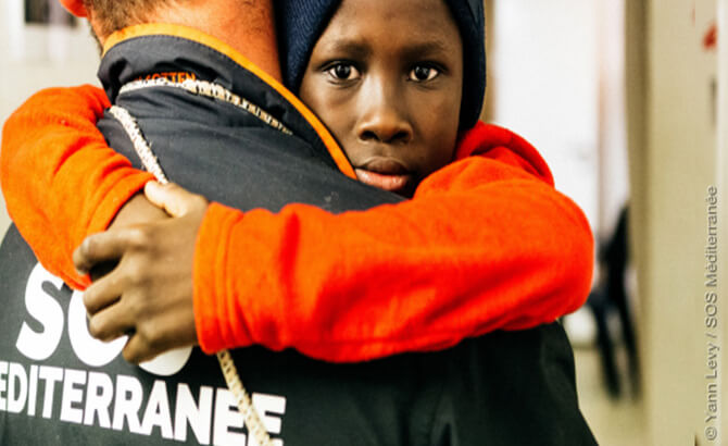 Un bénévole sauve la vie d'un enfant avec l'association SOS MÉDITERRANÉE