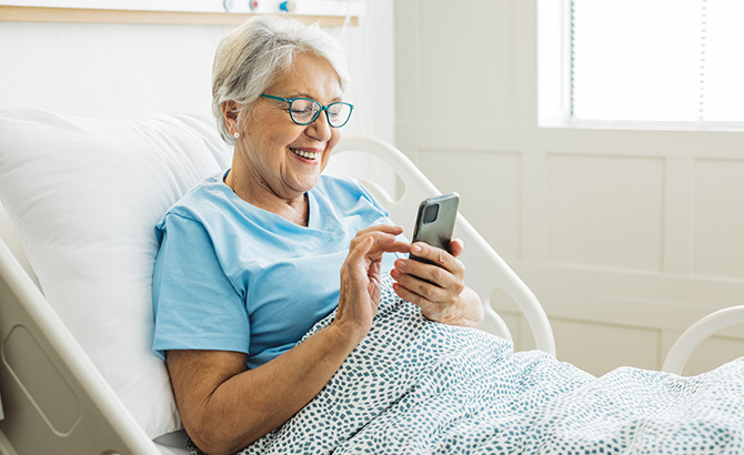 Une femme bien couverte par sa prévoyance hospitalisation