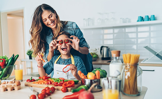 Une mère et sa fille cuisinent un menu équilibré