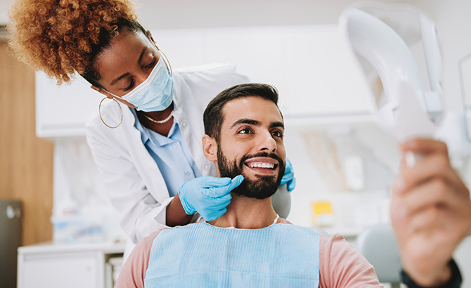 Un homme souriant lors de ses soins dentaires