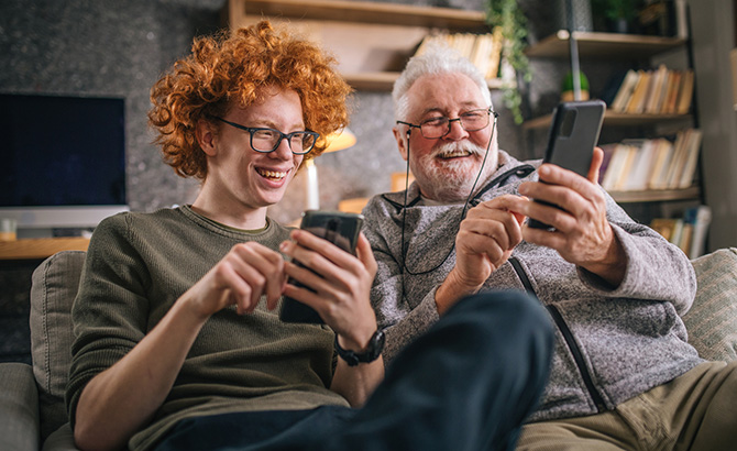 un senior et un jeune vivant un lien intergénérationnel