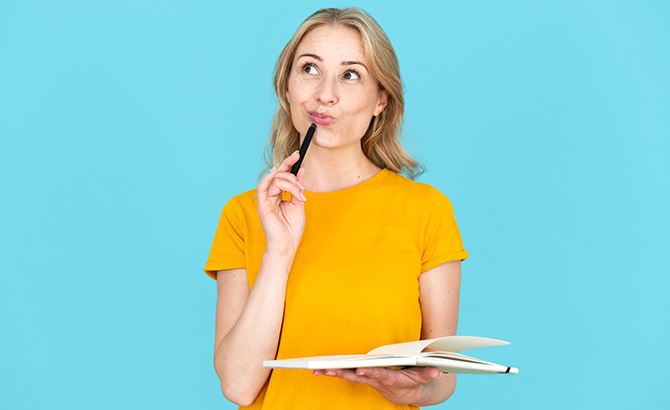 une femme fait un test pour savoir si elle a une bonne assurance prévoyance
