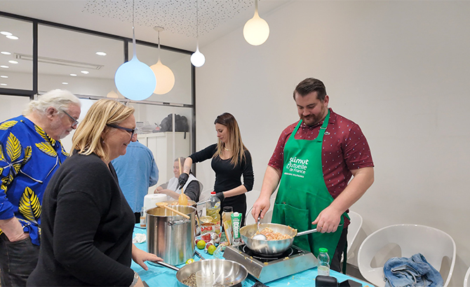 Solimut atelier cuisine solidaire à l'agence de la Canebière à Marseille