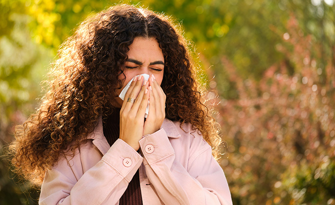 Une femme souffrant d'allergie respiratoire
